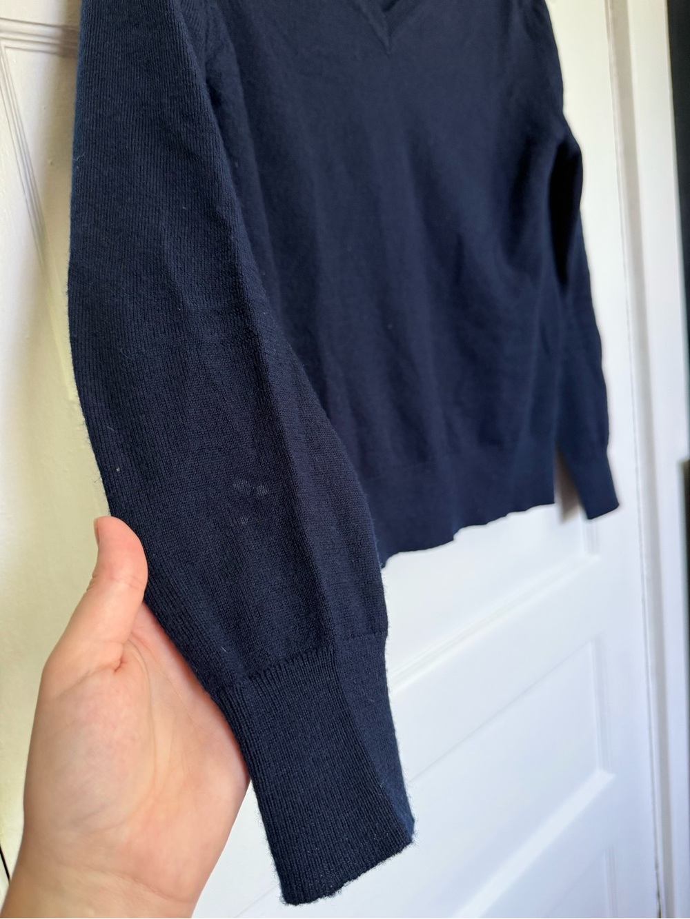 Quince Deep Navy V-Neck 100% Merino Wool Sweater Quiet Luxury Sz S - Picture 4 of 10